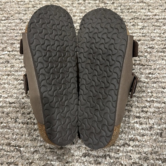 Birkenstocks 
Brown
Girls size 34 equivalent to a US size 4 - Picture 4 of 4